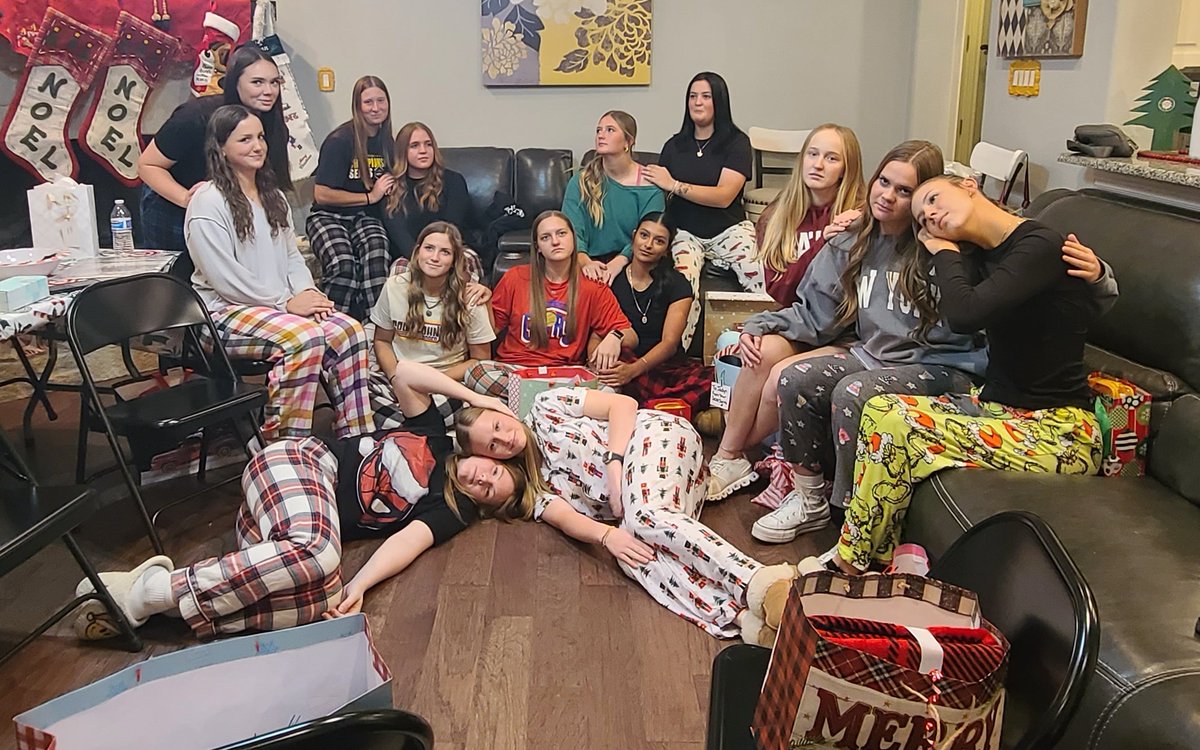 Merry Christmas &amp; Happy Holidays from our family to yours! 🎄🎅🏻 <a href="/TexasGlory/">Texas Glory</a> <a href="/NCAASoftball/">NCAA Softball</a> #softball #teamparty #softballfamily #jcpennyposing