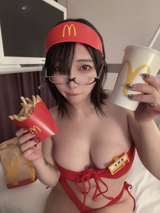 冬コミで無無田さんと夢見るぅ隊長さんにコスプレしてお手伝いしてただく事になりました!「土曜日 西地区 "へ" ブロック 19a.b」でお待ちしておりますので当日はぜひお越しください!

無無田さん@66_battery
夢見るぅ隊長さん@taicho07789 