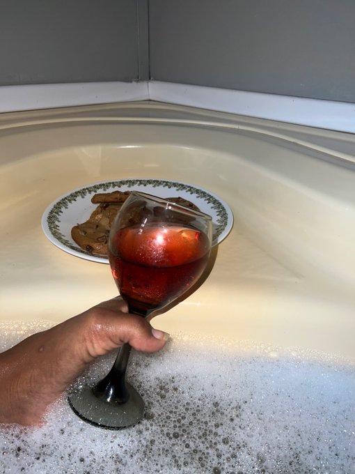 Wine anyone ? https://t.co/855b5qaL9S