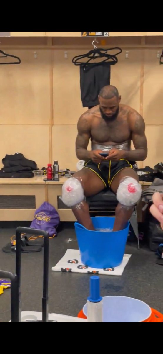 El23DeLosCavs's tweet photo. Y es por esto que LeBron es LeBron. https://t.co/WWI9b2q1jK