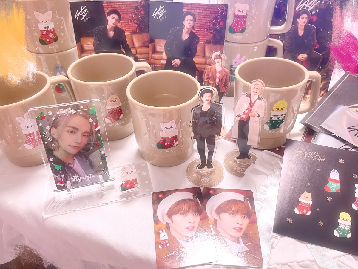 Love___320's tweet photo. ーStray Kidsー
Xmas POPUP STORE 2023🎄💗

壁が最高に可愛くなったよ︎~☺︎ https://t.co/jjNRiR3EfL