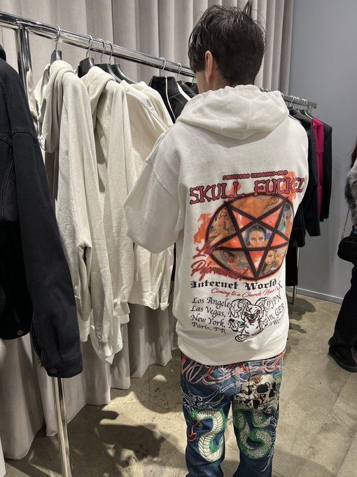 Im on his hoodie https://t.co/ofGd1Lpn5D