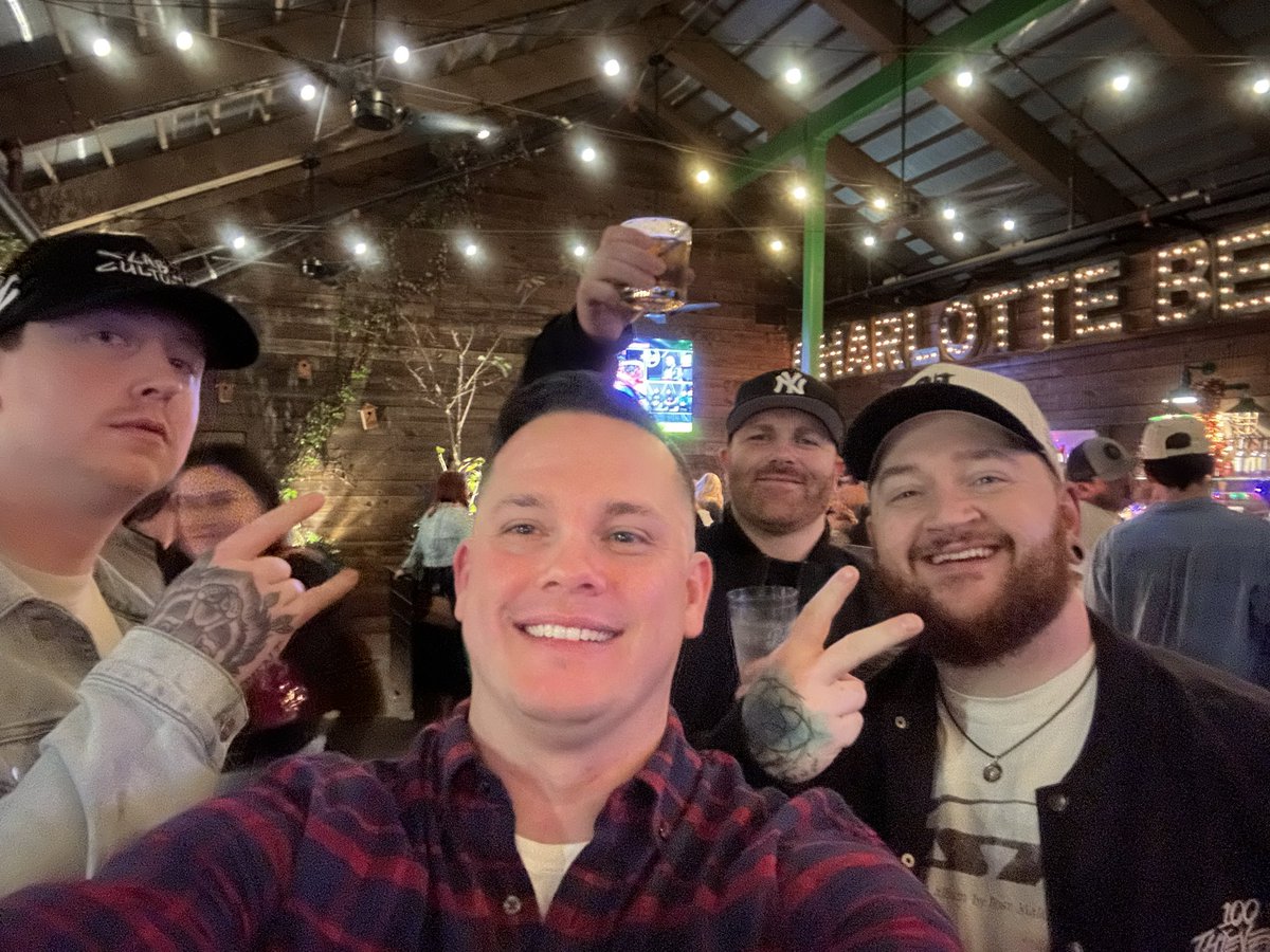 Domin8rGaming's tweet photo. What an absolute experience at the #kickbash with @Big_E @blinktattoo @bigrob @SoonerCreative_ , ink_Babe, @BeezyBeeTV, @Hollyw0od27, Stroud, @JHawkShoots, @OnlyLolaBunz @StefisaurusFlex and @ImMoosey 

Btw BigE isn’t as short as we thought he was! 

Thanks for a great night! @kick @KickCommunity