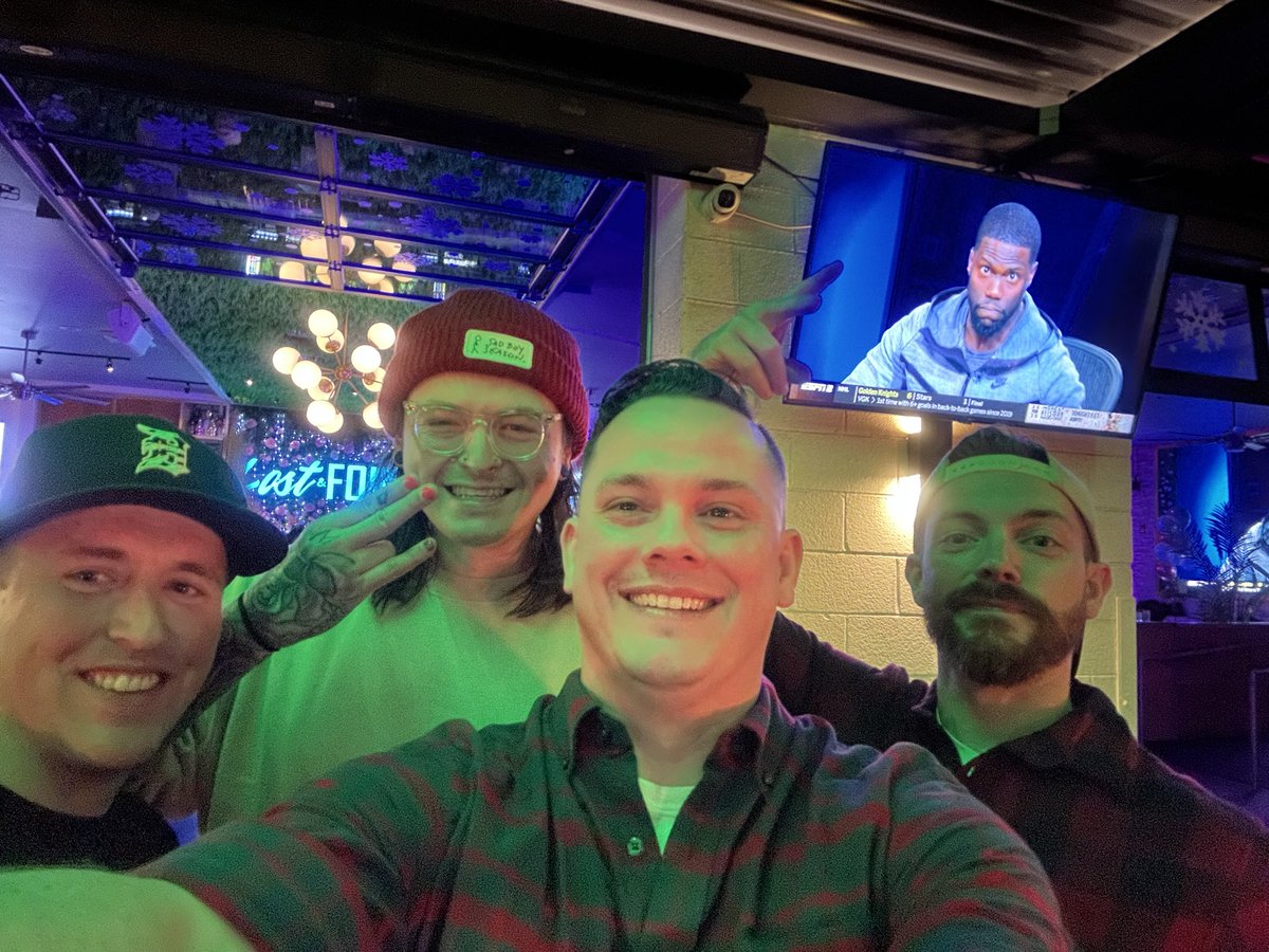 Domin8rGaming's tweet photo. What an absolute experience at the #kickbash with @Big_E @blinktattoo @bigrob @SoonerCreative_ , ink_Babe, @BeezyBeeTV, @Hollyw0od27, Stroud, @JHawkShoots, @OnlyLolaBunz @StefisaurusFlex and @ImMoosey 

Btw BigE isn’t as short as we thought he was! 

Thanks for a great night! @kick @KickCommunity