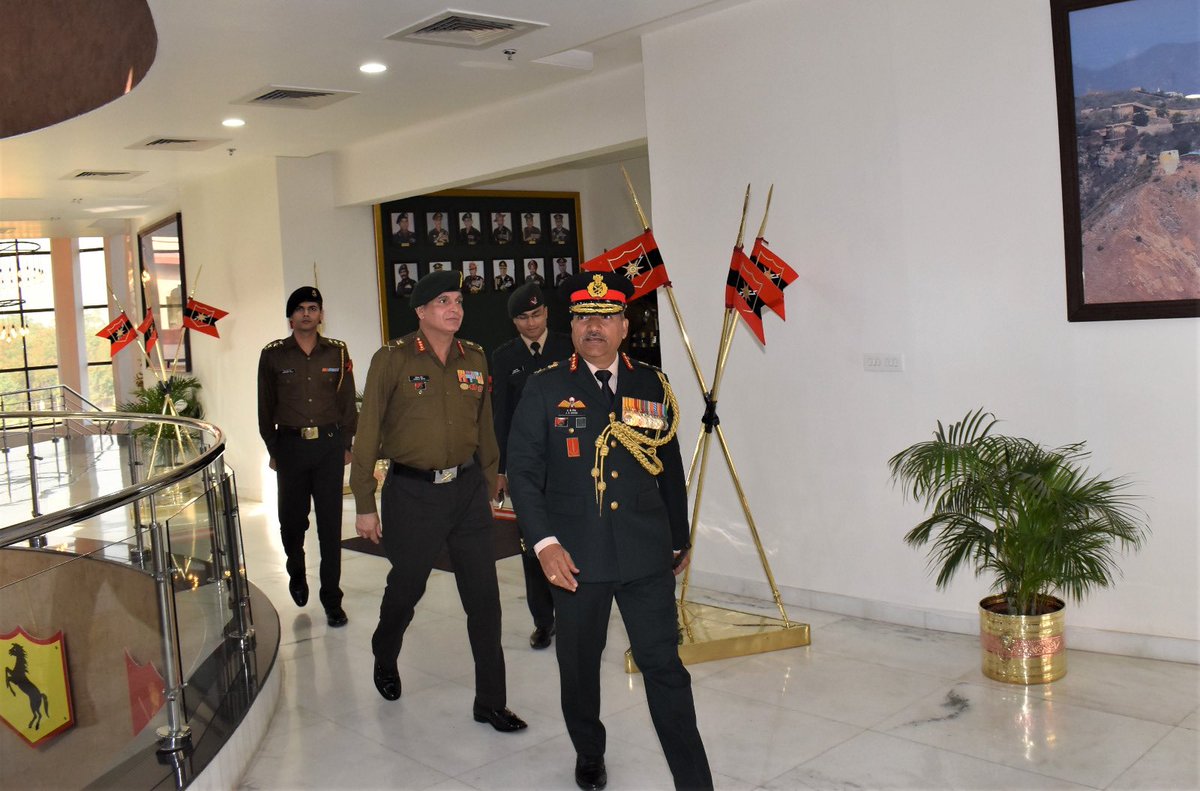 Lt Gen AK Singh #ArmyCommander #SouthernComd visited #Jaipur and interacted with Lt Gen Dhiraj Seth, #ArmyCdr #SouthWesternCommand

@Adgpi
@SWComd_IA
#IndianArmy
@YkJoshi5