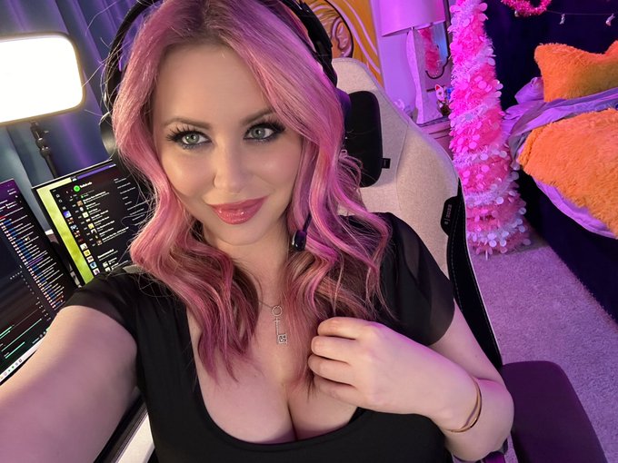 Live! https://t.co/2X7Sq6rd8B https://t.co/jc2Fm1dZJr