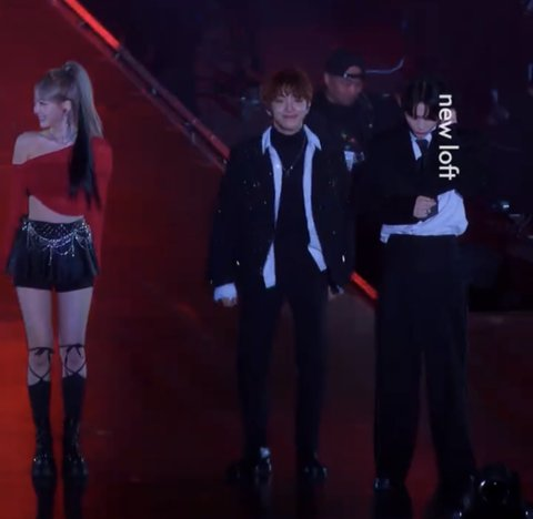 pannchoa's tweet photo. Hong Eunchae's celebrity force stands out when standing next to other idols
https://t.co/k5b3qwsO6H https://t.co/qZVwD4kpM4