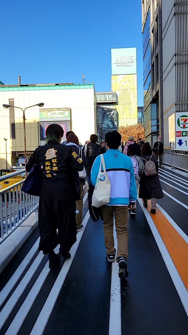 「横断歩道 複数の女性」のTwitter画像/イラスト(新着)