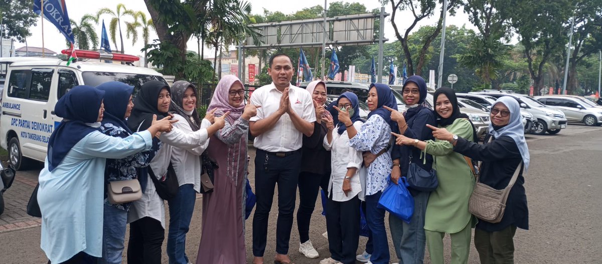 firdaus_julham's tweet photo. Siang ini saya berkumpul bersama koordinator pemenangan saya di dapil kecamatan Serpong Setu di sekertariat DEMOKRAT TANGSEL dalam perkuat iktiar politik mengajak semua untuk berjuang menyampaikan program partai Demokrat @AgusYudhoyono @Andiarief__ @OssyDermawan @renandabachtar https://t.co/0tgkNzqXIK