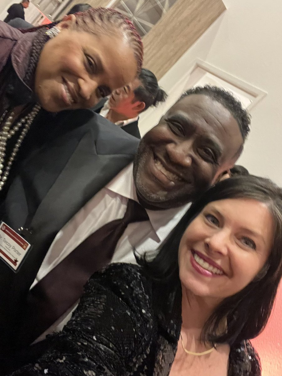 A beautiful evening celebrating UNITY w/ @APAPAHQ. Special congrats to Dr. Tecoy Porter on your recognition - it is well deserved. We are all #BetterTogether when we UNITE instead of dividing ourselves. @DrTecoyPorterSr @MayorShengThao @CMMaiVang @MGuerreroWSac @Nitengal78