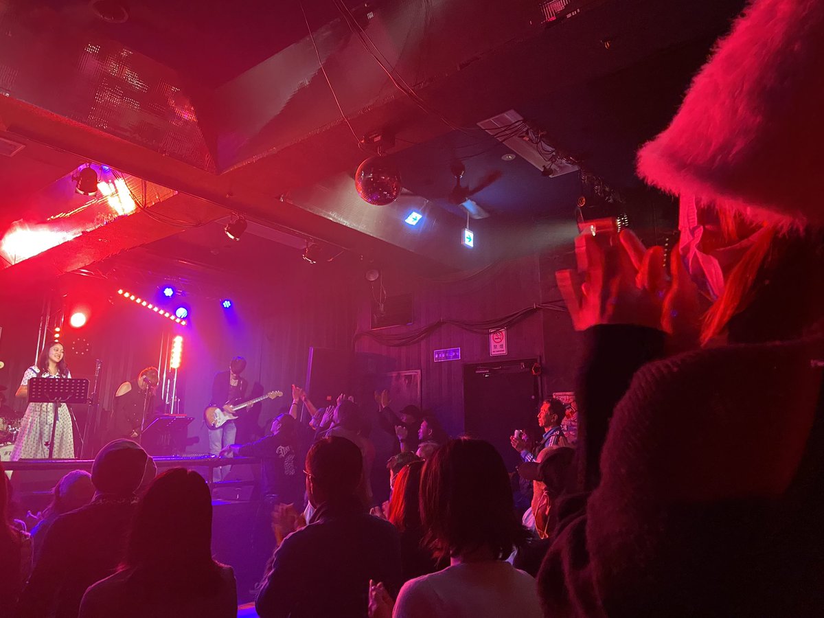 Sayuri1203patty's tweet photo. 2023年 mellowyear バックコーラス
ラストステージ🎸•*¨*•.¸¸♬︎
 #LIVEHOUSE小田原姿麗人
 #mellowyear
 #pattis
久しぶりのライブハウスでのLIVE🎶
楽器のサウンドが全然違って本当にカッコよかった😍✨💛❤️
対バンだったので他のteamの演奏も楽しめて声枯らして帰ってきまし���！
楽しかったぁぁ https://t.co/o1c6o6sQs7