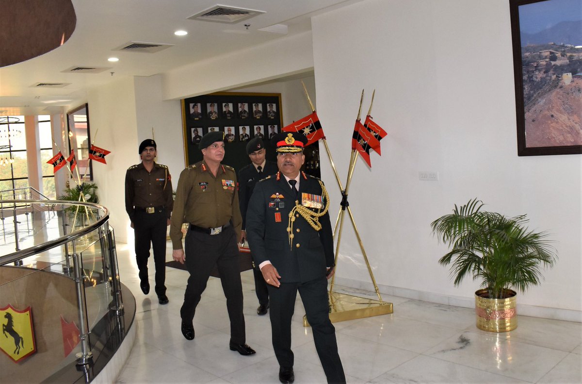 Lt Gen AK Singh
#Agniveer
 #ArmyCommander #SouthernComd visited #Jaipur and interacted with Lt Gen Dhiraj Seth, #ArmyCdr #SouthWesternCommand