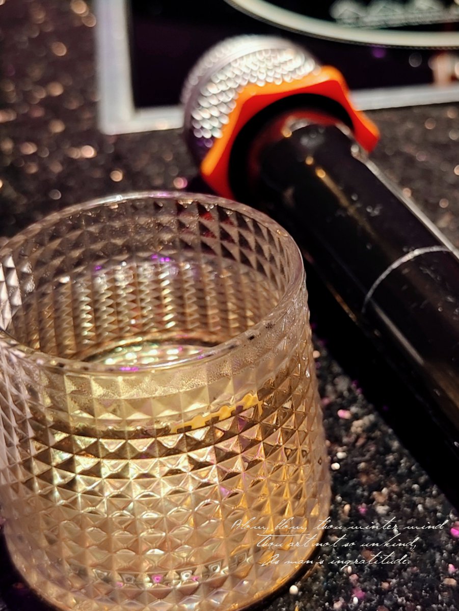 七对夫妻朝阳聚会~中途又又碰见了附近一起聚会的四对夫妻~让贝勒爷夹菜是真的荣幸呀🤗🤗半糖姐姐又漂亮又温柔~丫哥唱歌真的真的好听~~不一一评价了就都！很优秀！
@jinyuaaa120073   <a href="/bjfqmili/">米粒儿ᥫᩣ</a> 
<a href="/yidian107/">半糖</a>   <a href="/Mzmmesy/">仰望星空帝美丽</a>    <a href="/jiemooooooooo/">芥末</a> 
<a href="/Seven50580894/">北京夫妻Seven</a> 
@BJFQhgni <a href="/steub_one/">壹先生</a>
<a href="/lwyx91/">贪婪</a>
@shareitXSB