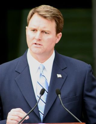 EndWokeness's tweet photo. John L. Brownlee is a Republican lawyer who took on Purdue Pharma and won. He is of Appalachian-Scottish descent.

So naturally, Netflix turned him into a black woman. https://t.co/ZM9IPOW0p4