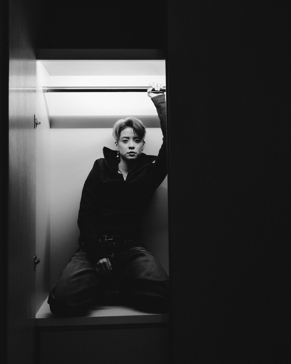 amberliu's tweet photo. No one during a photoshoot:

Me: “Can I eat water in the shower?”

Staff: um… sure 👀

Prob one of my favorite shoots in a while. I climbed in a closet, ran around Tokyo at 2am, and attempted to chew some water. Thank you to the creative team for such a fun time🙏 Hope you guys enjoy these shots as much as I had fun shooting them 🧡💛

MARVIN vol. 12 @marvin_thebrand
Photographer: Adi Putra
Stylist: Hiromi Toki
Local Production: MR+ Positive Tokyo
Executive Producer: Peter Grasse���MR+ Positive Tokyo）
Producer: Yukika Tasaki，Shinzo Higashiyama
Coordinator: Mami Chino