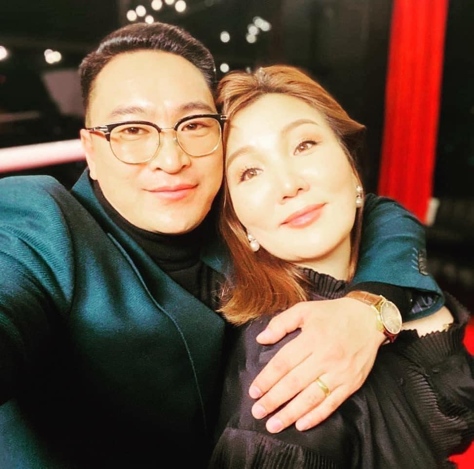 Н.Өнөрцэцэгийн нөхөр н.Зээхүү: Өнөөдөр хүний эрхийн өдөр юм байна би үгээ хэлмээр байна миний цээжинд маш том зүйл тээглээд чимээгүй явсаар л ирсэн би тэр болгон гарч ирж янз бүрийн  юм бичээд байдаггүй үнэхээр дуугүй явж чадахгүй байна бүх зүйл нүдэн дээр минь болж байгаа