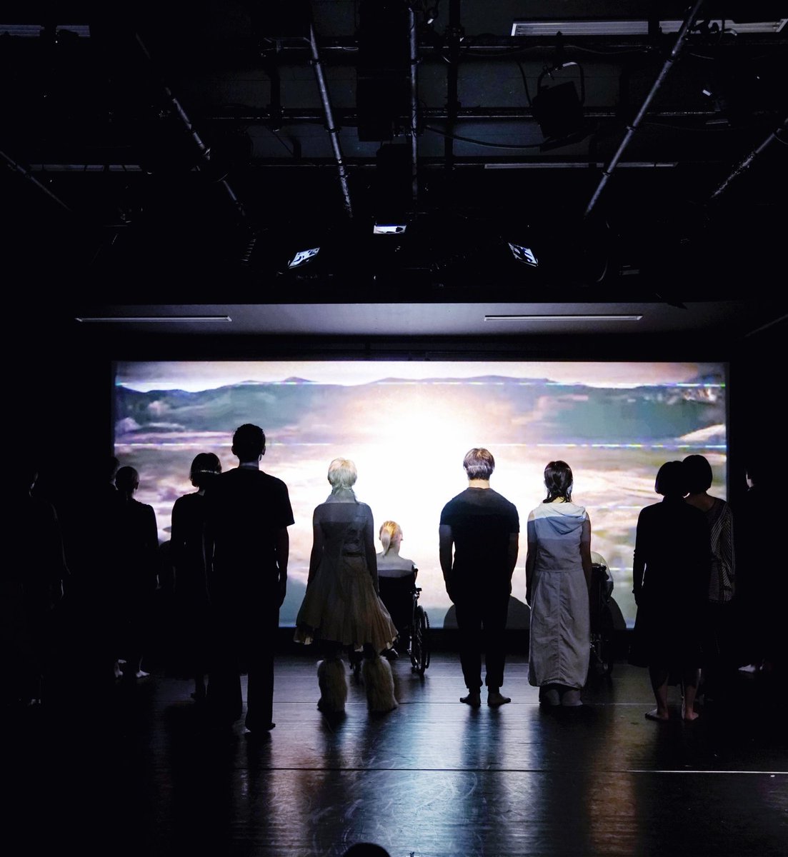 b_depayse's tweet photo. bug-depayse2023 椅子に座る　我思う、故に我動かず  11/24-26 at Theaterバビロンの流れのほとりにて　
 
＜chapter.5＞　
アイロニカルなreverse　ささやかなながらも変革の夢

photo 大洞博靖 https://t.co/OBbm1i2zs3