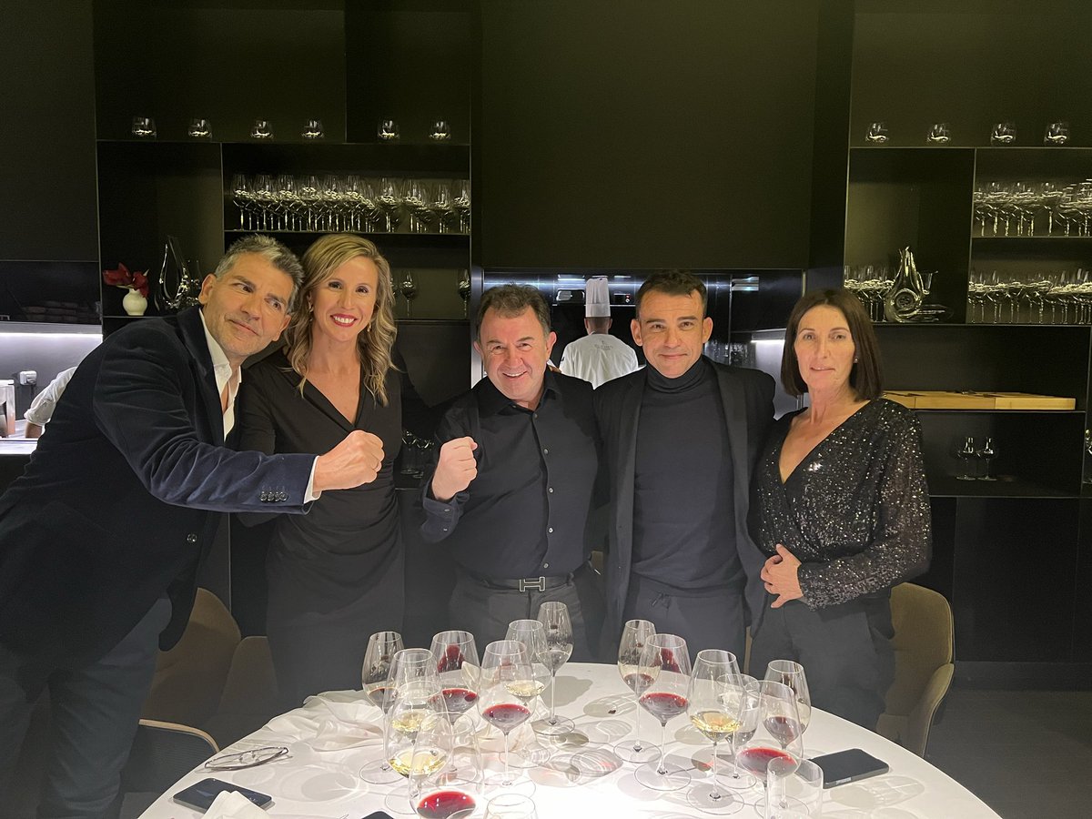 juliaplozano's tweet photo. ¿Qué restaurantes recibirán las nuevas estrellas Michelin? Ayer durante una cena en @HermanosTorres pudimos hablar con los protagonistas. Así están las quinielas 😉https://t.co/vPyzgbPkSm vía @GASTROactitud https://t.co/Gq6YrFoxAF