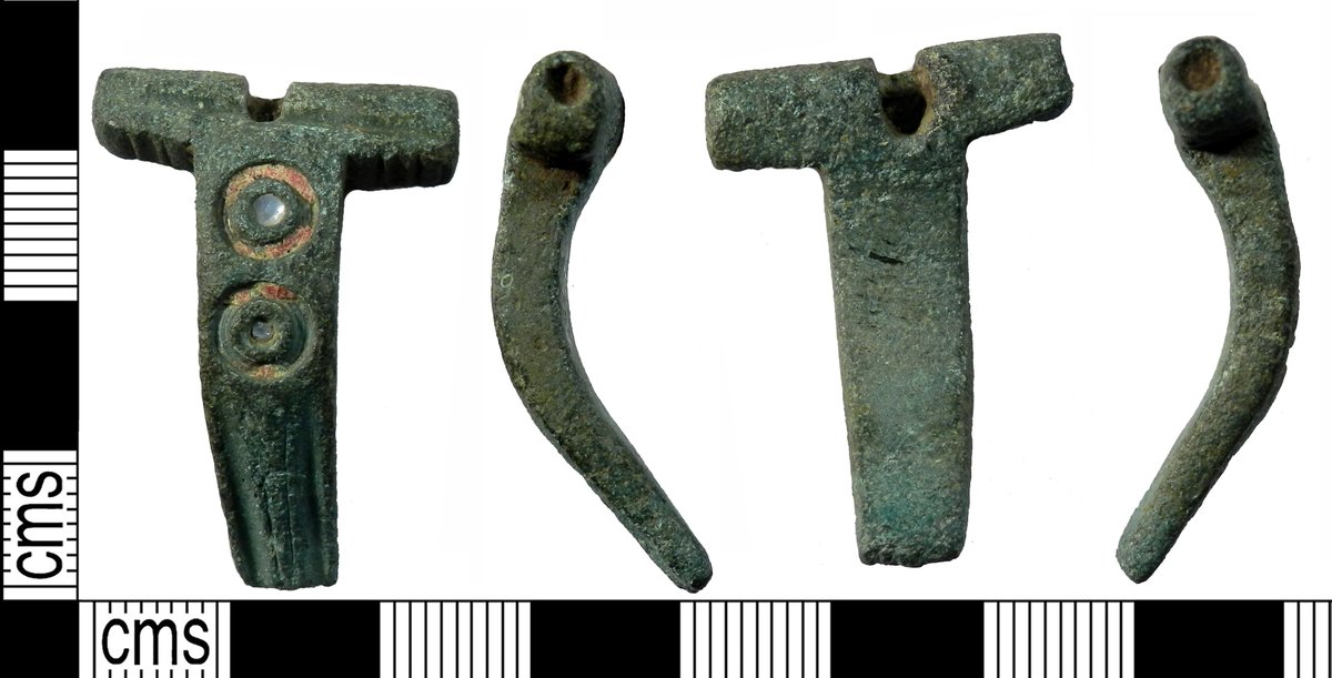 YORYM_FLO's tweet photo. Advent Find 12: Headstud brooches are common & long-lived type. New variations with have been found in Yorks & Lincs & were thought to be a northern phenomenon until one from the Isle of Wight changed our thinking. Only 11 examples are known. #AdventFinds https://t.co/L65SVgdDsc https://t.co/FKA8p0cSFn