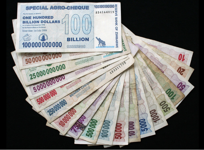 Nel meraviglioso mondo dei neosovranisti funziona così:

a) Mario deve pagare le tasse in una valuta: chiamiamola Morino
b) Il Parlamento decide di far stampare alla banca centrale 1000 morini
c) il governo trasferisce i 1000 morini a Mario
d) Mario paga con i 1000 morini le