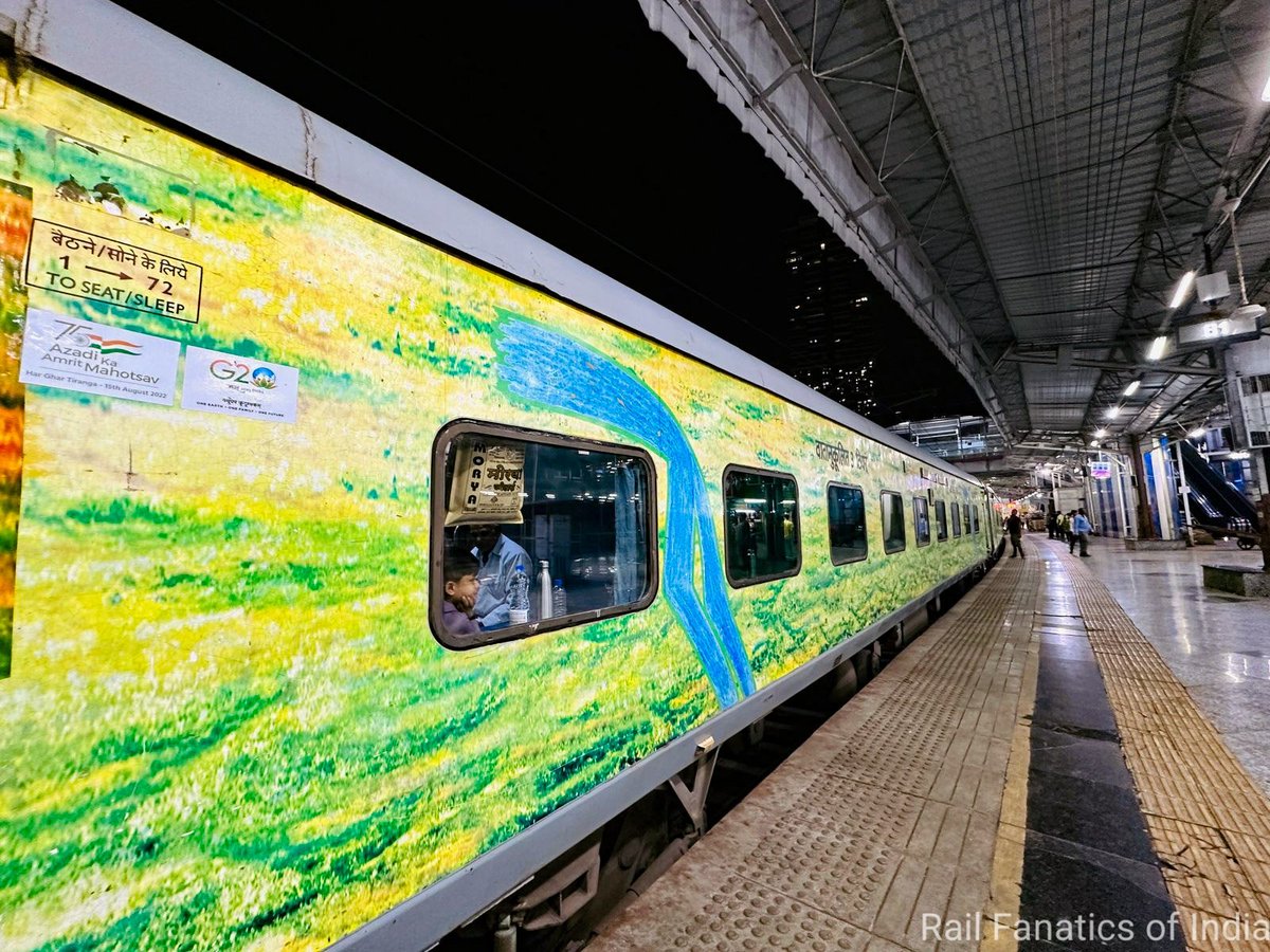 RailFanatic's tweet photo. #DURONTO EXPRESS SUPREMACY ๐ฅ
#Central Railways
@RailMinIndia
๐ธ @KeshavSaxena21 #RFOI #RFI https://t.co/RLSsJ7aMLj