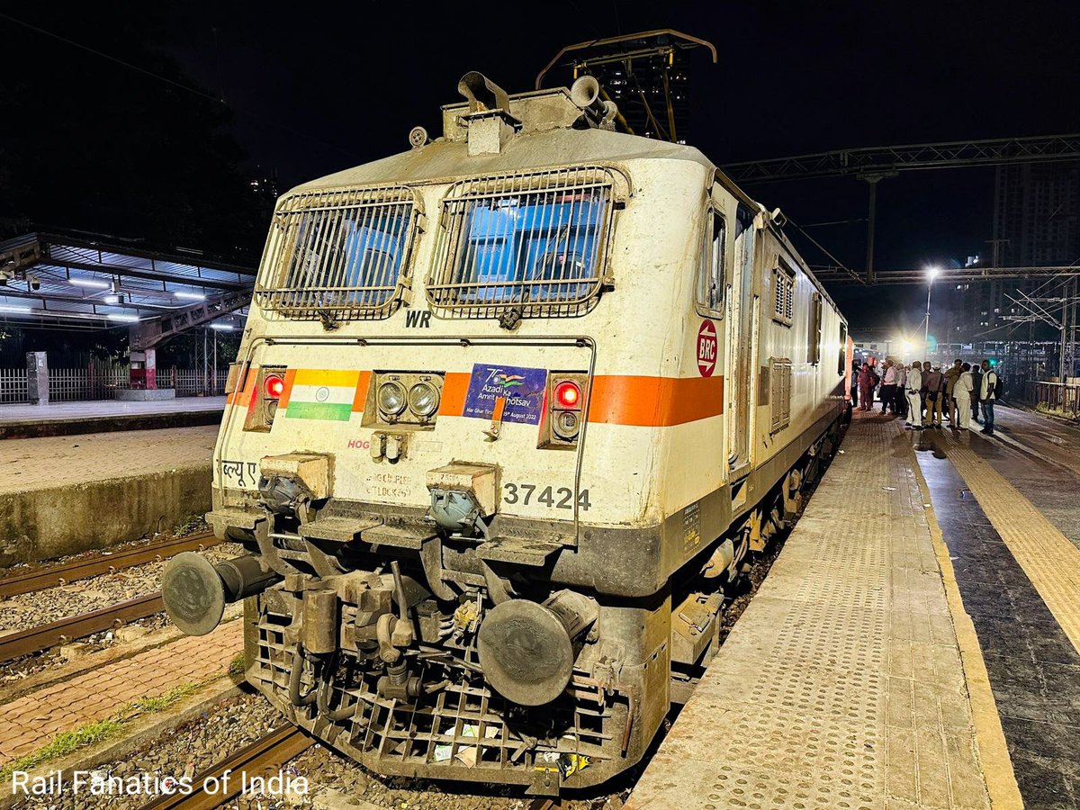 RailFanatic's tweet photo. #DURONTO EXPRESS SUPREMACY ๐ฅ
#Central Railways
@RailMinIndia
๐ธ @KeshavSaxena21 #RFOI #RFI https://t.co/RLSsJ7aMLj