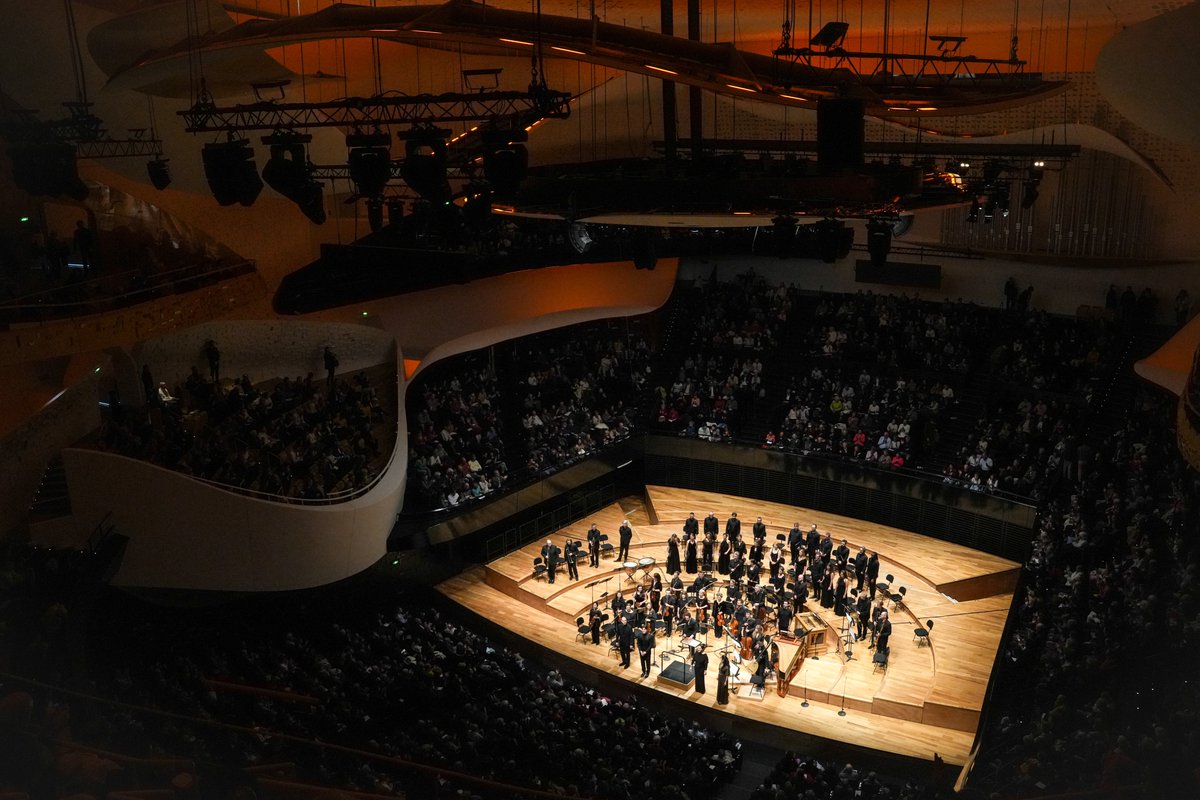 EnsPygmalion's tweet photo. 🪐Une @philharmonie comble pour nos Chemins de Bach - Cantates - Temps et éternité ! Un immense merci ! ✨
@RaphaPichon #MarieLys #LucileRichardot @laurence_kilsby #ThomasKral https://t.co/CDEfhe0zBg