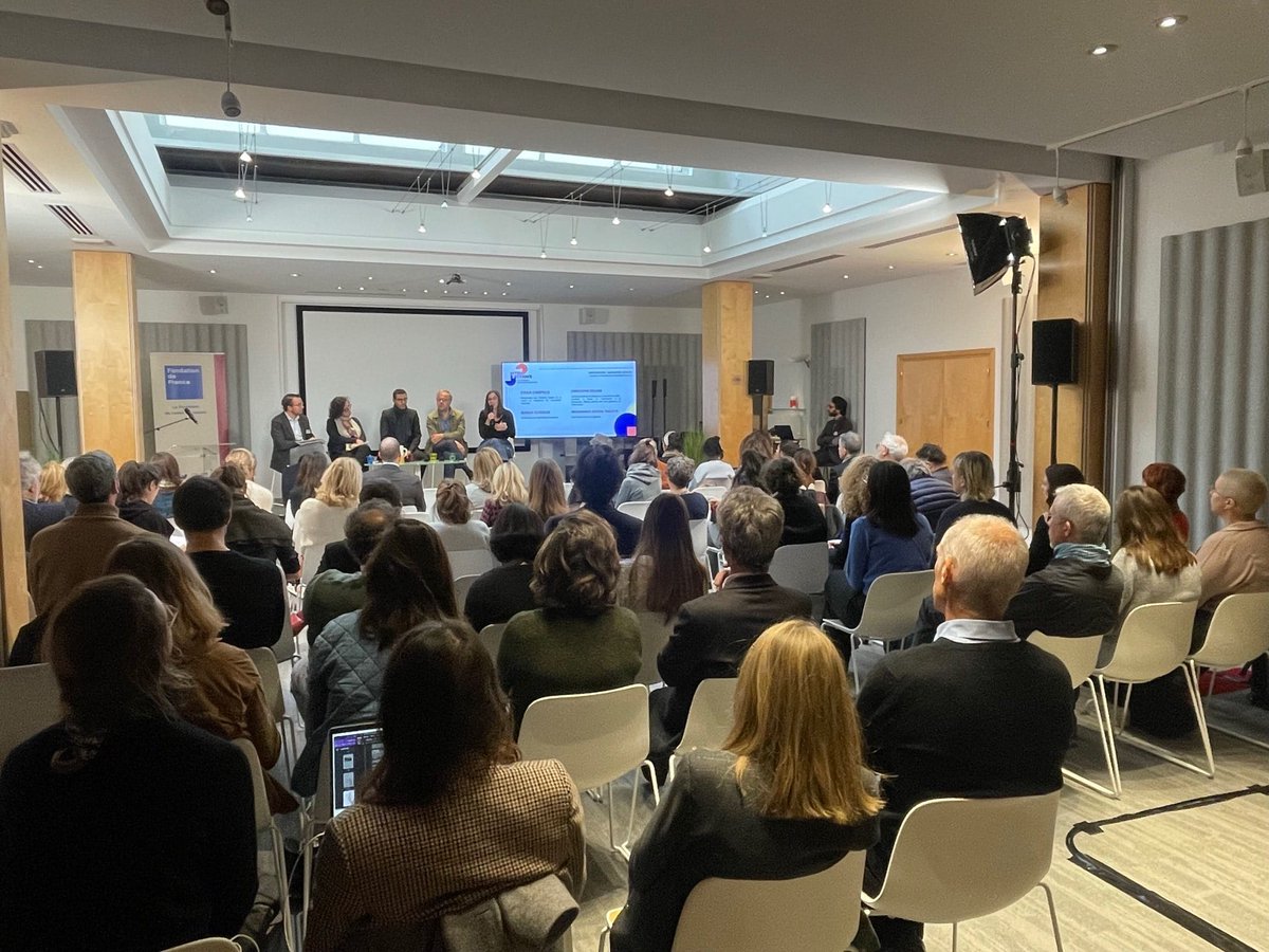 <a href="/Geensly/">Yaël Benayoun 🐑</a> <a href="/MoutonNumerique/">Le Mouton Numérique</a> <a href="/erikacampelo1/">Erika Campelo</a> <a href="/VoxPublic_/">VoxPublic</a> <a href="/cdeloire/">Christophe Deloire</a> <a href="/RSF_fr/">RSF en français</a> <a href="/Sarah__Durieux/">Sarah Durieux</a> <a href="/MultitudesFound/">Multitudes Foundation</a> <a href="/trojette/">TROJETTE M.A.</a> "Les outils numériques ne sont pas neutres, ils ont des biais culturels et sociaux. Il est essentiel d'avoir conscience du caractère politique de leurs choix, pour éviter la perpétuation voire l'aggravation des inégalités, et permettre plus d'inclusion", souligne <a href="/erikacampelo1/">Erika Campelo</a>