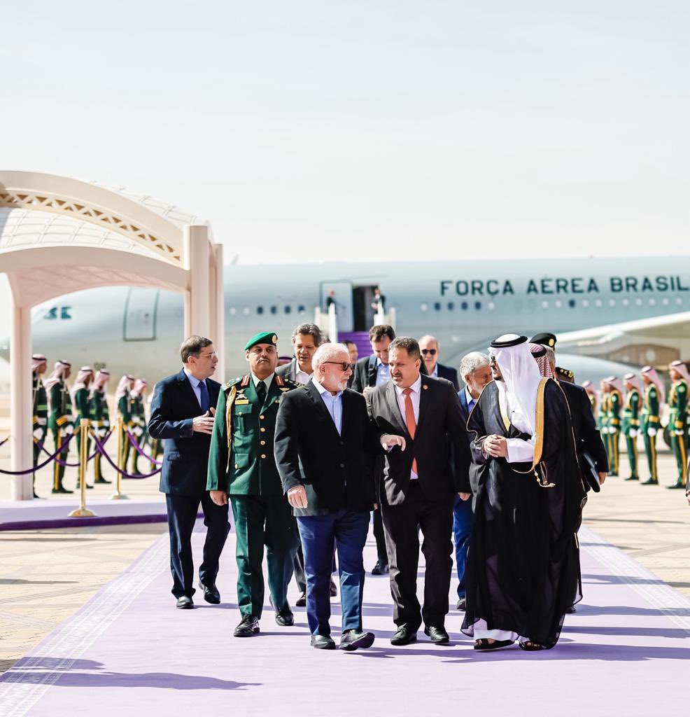 Bom dia. Chegando na Arábia Saudita, nosso primeiro destino nesta visita ao Oriente Médio, para reuniões com o chefe de Estado e de empresários brasileiros e sauditas. Vamos apresentar projetos de investimento no Brasil e aumentar as relações comerciais e de parceria entre nossos