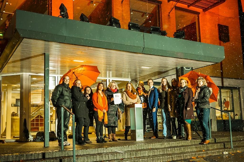 hallolosser's tweet photo. ‘t Lossers hoes oranje verlicht: statement tegen geweld | Hallo Losser https://t.co/Kp5FT7FE5u #Nieuws #orangetheworld #tegengeweld #Losser #Glane #Overdinkel #Beuningen #delutte https://t.co/Agj3nDdpT5