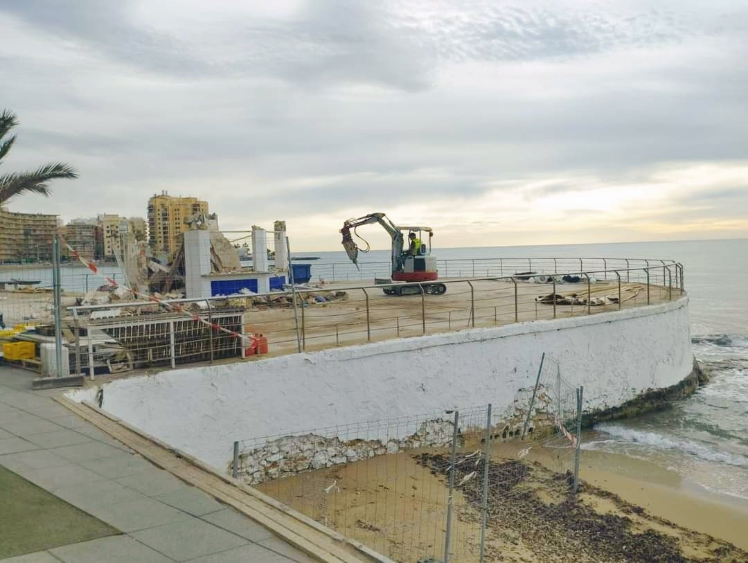MeteOrihuela's tweet photo. Demolición Kiosko El Tintero #Torrevieja (#Alicante) tras más de 80 años. Problemas administrativos #LeyDeCostas. El dinero lo mueve todo. Incongruencia que quiten el kiosko y hagan edificios a pie de costa en #PuntaPrima y vayan a urbanizar #CalaMosca. Imágenes: @TorreviejaRad. https://t.co/hsrYT5fbkj