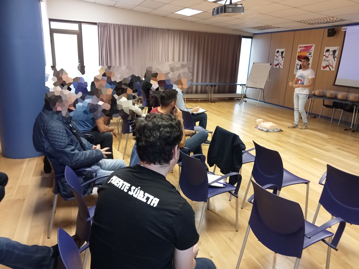 En @PamplonaIrunaPM, se esta llevando a cabo un curso de reciclaje sobre el manejo del DESA y las tácticas de RCP impartido por <a href="/elabcsalvavidas/">ABC que Salva Vidas</a>. 

Gracias a estos reciclajes, estamos preparados y preparadas para ayudarte. 🚓💙 

#FormaciónPolicial