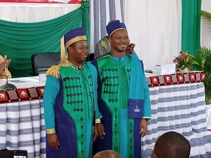 SidpawalmdeY's tweet photo. Cérémonie officielle du port des #toges made in Burkina.
Désormais, les toges des enseignants des universités publiques et centres de recherches sont en Faso Danfani, un pagne local fait à base du coton 100% made in Burkina. CP #minute.bf https://t.co/oWzj8EtnAV