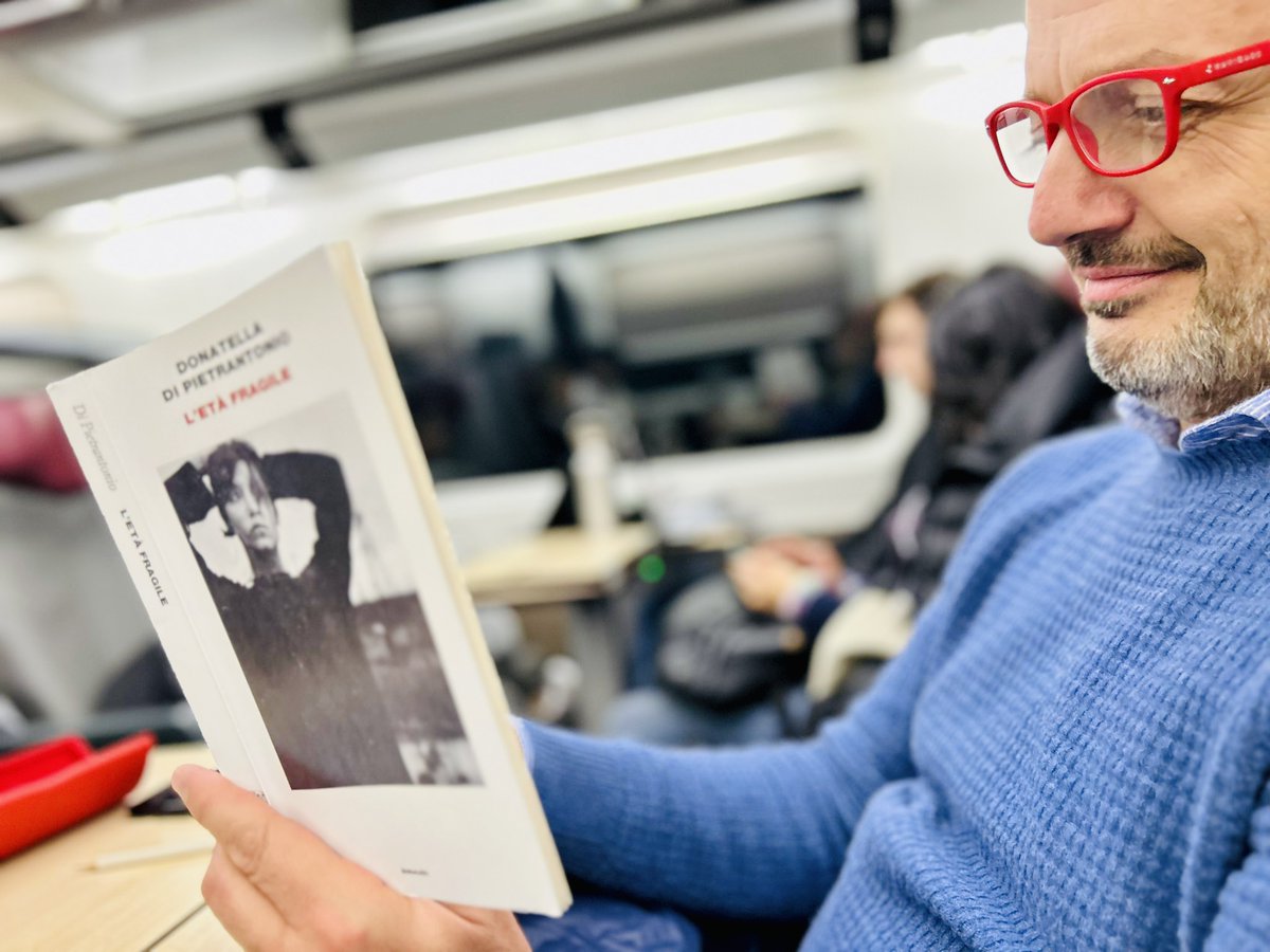 Oggi "L'età fragile" parte dal <a href="/FLAFestival/">FLA - Festival di Libri e Altrecose</a>  e arriva in tutte le librerie d'Italia <a href="/Einaudieditore/">Einaudi editore</a> 
Qui tutte le info sull'evento ⏩ pescarafestival.it/extrafla-2023-…