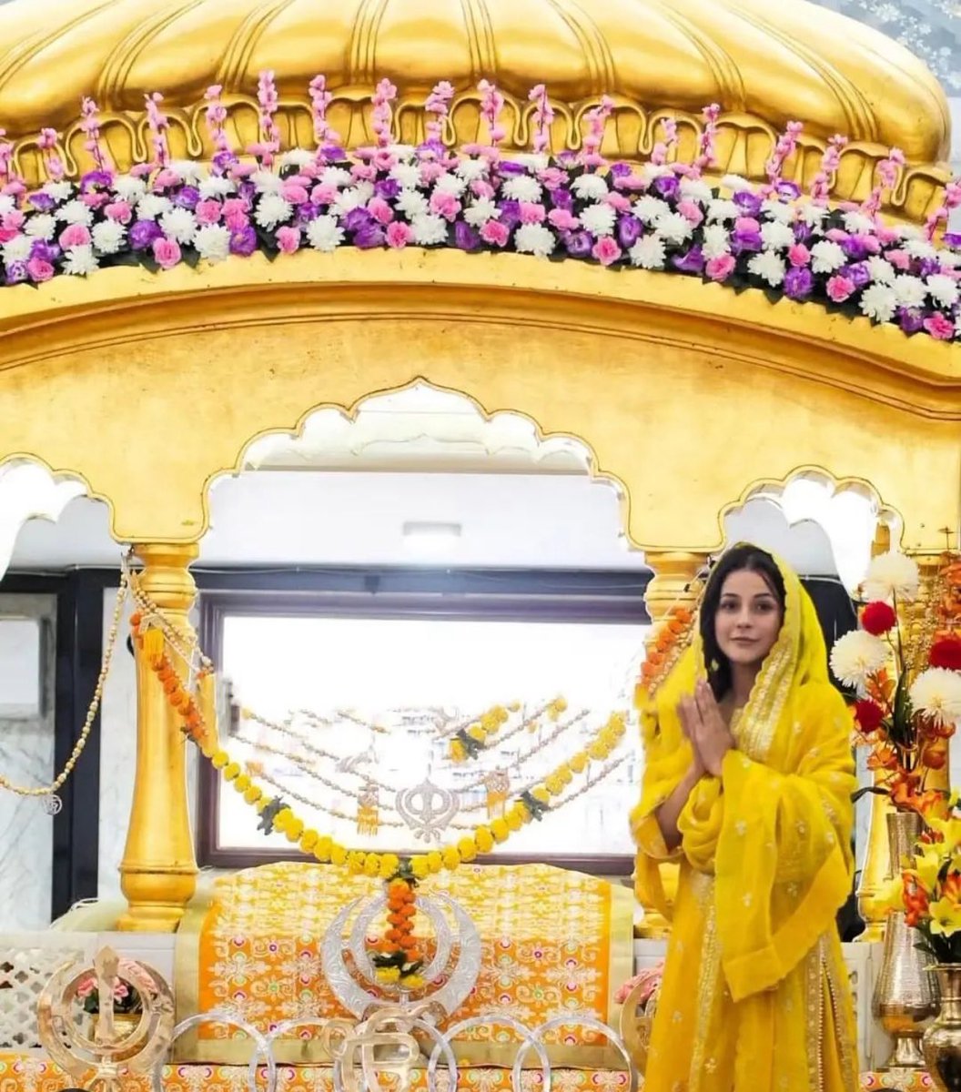 Shehnaaz Gill visits Gurudwara Sahib to seek God's blessings for her new house.                                                             #shehnaazgill #gurupurab #gurudwara #blessing #new #house