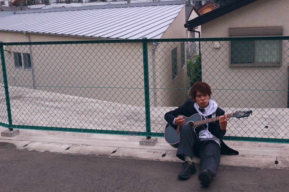 Takarame_Knite's tweet photo. せっかくの機会だったので、1年半前に演じたロック少年を現実で本当にステージに立たせてあげました。
特に深い意味はありません。

と言っても特にキャラで喋ったわけでもないし、髪型と衣装を模しただけですけど(笑)

#No_affinity
#バンド
#タイムマシンで行けたら行くわ
#ACTHOUSE6 https://t.co/EicX6xuR9Q