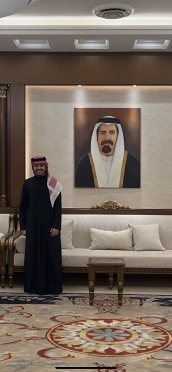 يشهد التاريخ وشهادته ما تنجحد
ان جدي في الرياجيل بيضا رايته

من فعول ما أقدر أعد وأحصيها عدد
الفخر في مبتدا هاجسي ونهايته

النهار الشين لا قام طاريه وقعد
ما يفكر في السلامه ولا هي غايته

يمن الجاني ويبشر بعزه والسعد
قبل يعرف ماهو أسمه وويش جنايته