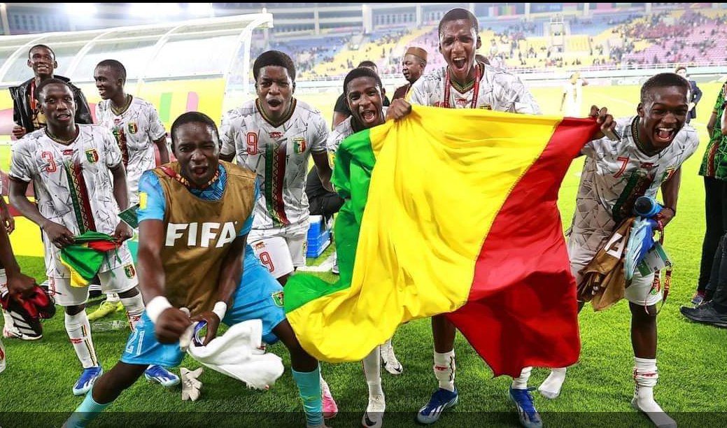 'le Mali 🇲🇱 affronte la Fr*nce 🇫🇷 en demie finale de la #CoupeDuMondeU17 ! En tant qu'africain, je suis #TeamMali et vous ? 💪🏾 #AllezLesAigles #FiertéAfricaine ❤️⚽️ #SupportersFamille #MaliVsFrance'