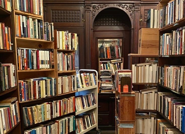 AcademiaDreams's tweet photo. “She breathed deeply of the scent of decaying fiction, disintegrating history, and forgotten verse, and she observed for the first time that a room full of books smelled like dessert: a sweet snack made of figs, vanilla, glue, and cleverness.”

—Joe Hill, NOS4A2 https://t.co/jQefoxL19q