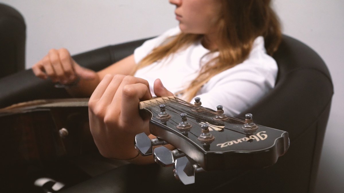 .<a href="/rac1/">RAC1</a> es fa ressò de la cançó 'Renaixement', cocreada per <a href="/irmafarelo/">Mushka</a> i sis noies víctimes de #ViolènciaSexual ateses per l'Equip EMMA a #VallHebron  i entrevista la mare d'una d'elles: "la teràpia ha estat clau per superar-ho". Més 👇

rac1.cat/societat/20231…