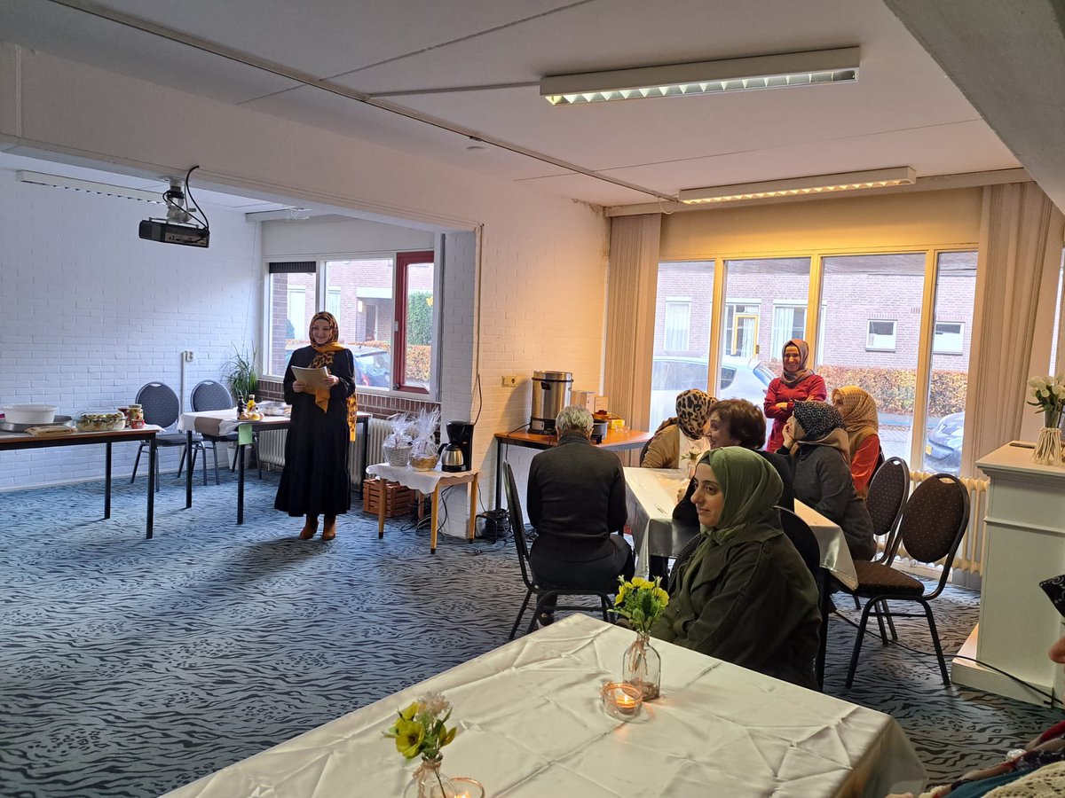 stichtingebru's tweet photo. Afgelopen zaterdag werd er een Kısır dag ( gerecht van bulgur, verse groente en kruiden) workshop gehouden bij Stichting Ebru. Met de deelnemers werd een Kısır wedstrijd georganiseerd en daarna werd er met veel smaak gegeten. Het was een geweldige dag voor iedereen. https://t.co/ZtnILQlViU