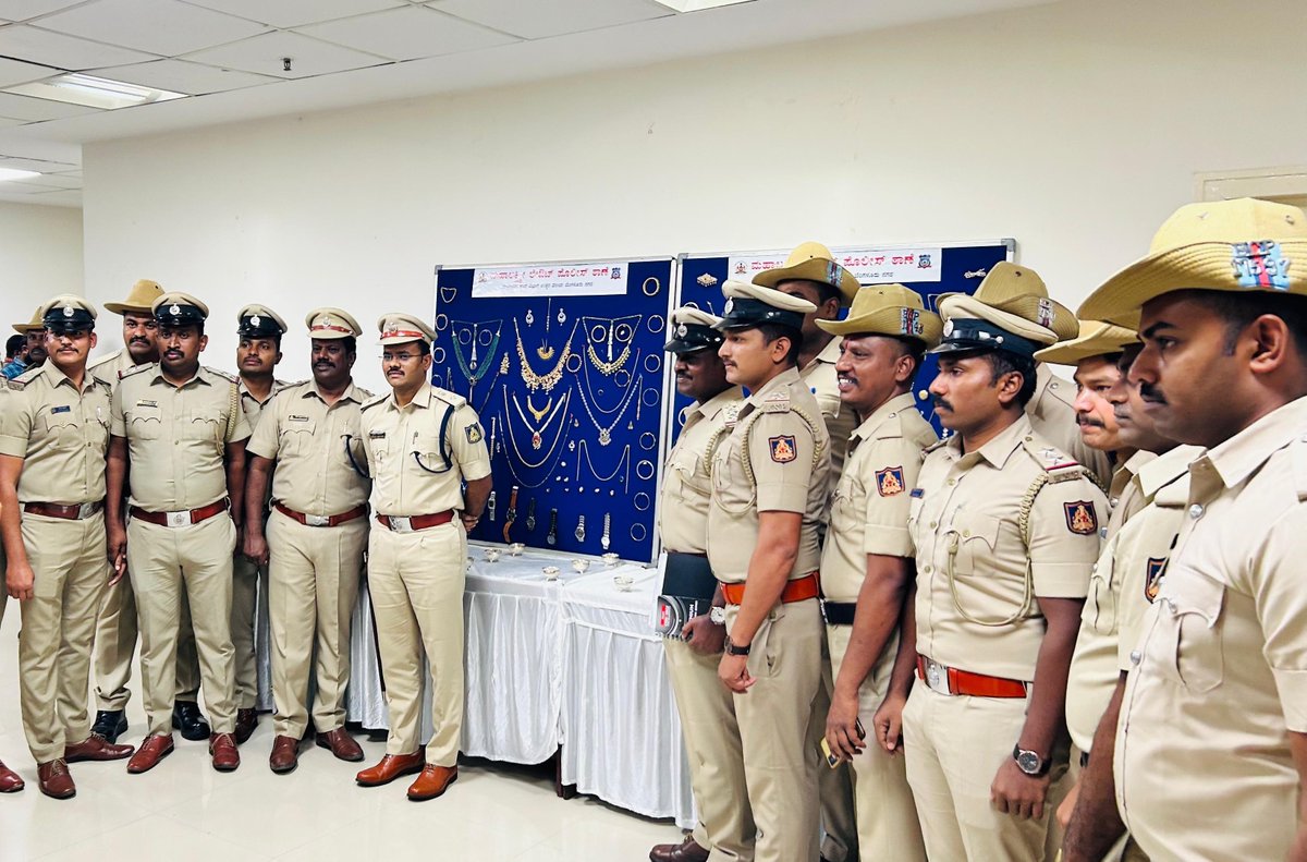 DCPNorthBCP's tweet photo. ಮಹಾಲಕ್ಷ್ಮೀಲೇಔಟ್‌ ಪೊಲೀಸರಿಂದ ಹಗಲು &amp; ರಾತ್ರಿ ಕನ್ನಾ ಕಳವು ಮಾಡಿದ್ದ ನೇಪಾಳಿ ದೇಶದ 7 ಜನ ವ್ಯಕ್ತಿಗಳ ಬಂಧನ, ಇವರುಗಳಿಂದ ₹ 1.53 ಕೋಟಿ ಬೆಲೆ ಬಾಳುವ 3.01 ಕೆ.ಜಿ. ತೂಕದ ಚಿನ್ನಾಭರಣ, 562 ಗ್ರಾಂ ಬೆಳ್ಳಿ ವಸ್ತುಗಳು, 16 ವಿವಿಧ ಕಂಪನಿಯ ವಾಚ್‌ಗಳು, ₹ 40,000/- ನಗದು ಹಣ ವಶ. https://t.co/PdTAvu6bQ0