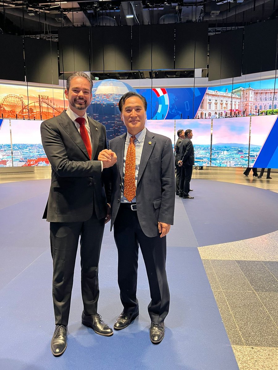 ValdecyUrquiza's tweet photo. 🇰🇷 In 2018, #INTERPOLgeneralAssembly elected Kim Jong Yang as #INTERPOL #President - great to see him in #Vienna!! https://t.co/A7hlb1311I