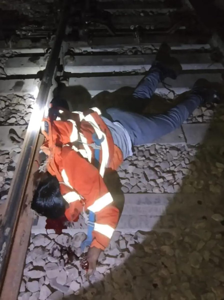 रेल कर्मचारी अपनी जान की बाजी लगाकर रेल में यात्रा कर रहे यात्रियों को सुरक्षा प्रदान करते हैं 
आज Gurgaon section पर अपना फर्ज निभाते हुए रेल कर्मचारी शहीद