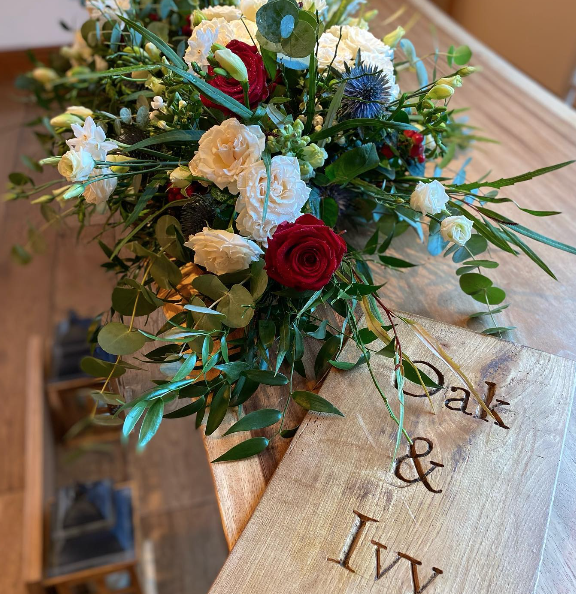 LP_TheFarm's tweet image. 💐 Meet the Supplier 🌹

The wonderful @oakandivyflorists will be with us on Saturday with some beautiful festive arrangements, wreaths and table decorations. 
Make sure you come along, 9:30 -2:30 pm
.
.
.
#thefarm #festivemarket #Lovelypubs #christmas
