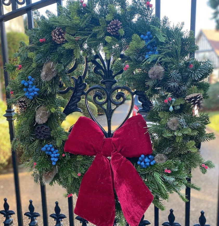 LP_TheFarm's tweet image. 💐 Meet the Supplier 🌹

The wonderful @oakandivyflorists will be with us on Saturday with some beautiful festive arrangements, wreaths and table decorations. 
Make sure you come along, 9:30 -2:30 pm
.
.
.
#thefarm #festivemarket #Lovelypubs #christmas