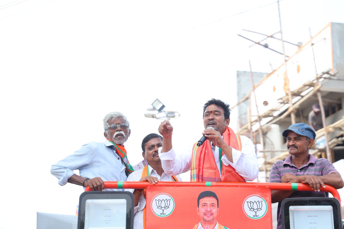 BommaSriRam's tweet photo. సాదాపూర్ మండలం గొడిశాల గ్రామంలో ఎన్నికల ప్రచారంలో పాల్గొనడం జరిగింది...
#husnabadConstituency #BJPMLAcandidate #bommasriram #Bjp4Husnabad #BjpWithHusnabad
#Bjp4Telangana #voteforsriramanna #VoteForBJP https://t.co/mkNAptG5wo