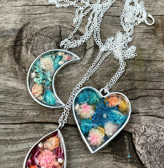 LP_TheFarm's tweet image. 🌟 Meet the Supplier 🌟

@carlas_creative_lab will be here on Saturday. Selling unique resin art designs. We can't wait to see what she has created.
Saturday 9:30 - 2:30 pm
.
.
.
#TheFarm #Solihull #ChristmasShopping #FestiveMarket