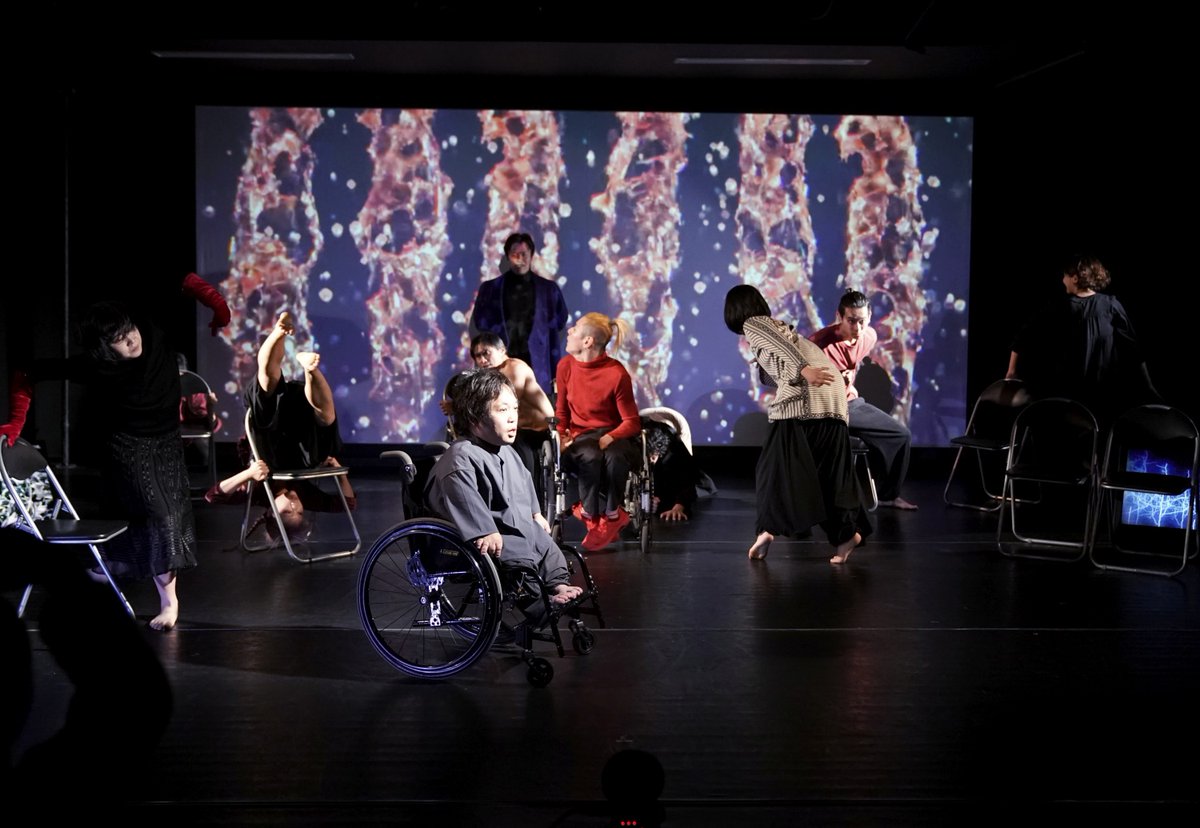 b_depayse's tweet photo. bug-depayse2023 椅子に座る　我思う、故に我動かず 
11/24-26 at Theaterバビロンの流れのほとりにて　

＜chapter2＞ ＃4  
初めて目が開く瞬間に世界を受け入れ、この世に生まれたことに絶望する、喪の作業  1945.10.24～2023/11...　 いま、ここに解放区という名の舞台の誕生

photo 大洞博靖 https://t.co/eW7QhG6yPI