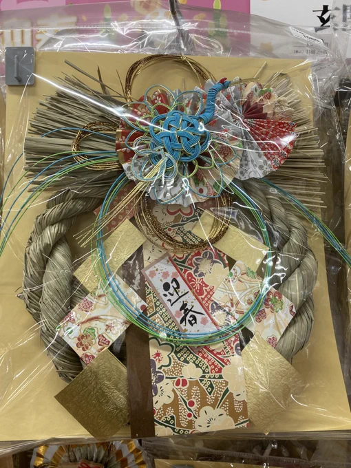 お正月飾り可愛い～って思って見てたらフォースリーパーズカラーのお飾りあったこの色合いすき!GVもあるかなってくるくるまわってたらAMiiiiDAみたいな色のお飾りもあった(  ◜ω◝ )!どれも可愛い!!(クルセイダーズカラーはなかったです) 